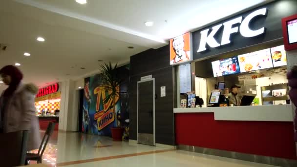 Astrakhan, Rusko, 20. února 2020: Návrh, aby si lidé kupovali jídlo v restauraci Kfc v prostorách jídelního dvora. — Stock video