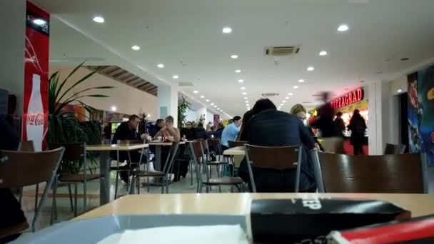 Astrakhan, Rusland, 20 feb.2020: Mensen in de rij voor het kopen van Kfc kip en het eten bij de food court gebied in het winkelcentrum motionlapse Fhd — Stockvideo