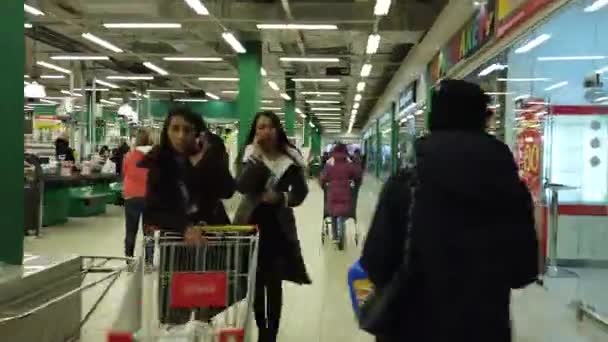 Astrakhan, Russie, 20 février 2020 : beaucoup de gens entrent et sortent dans l'hypermarché — Video