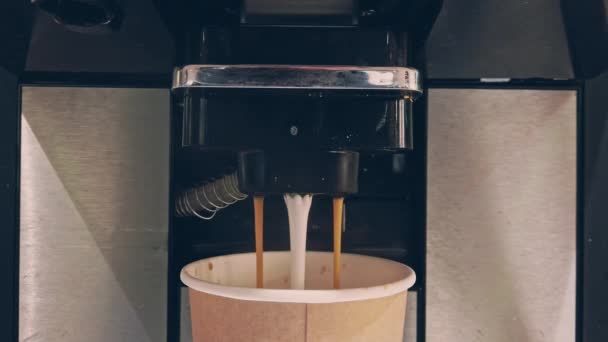 自動コーヒーマシンはガラスにコーヒーを注ぐ完了します。 — ストック動画