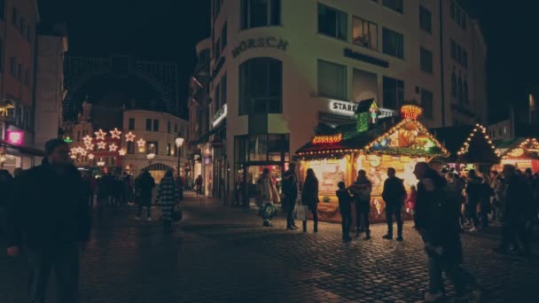 Bonn Németország, 2019. december 23.: Tömeg sétál végig a karácsonyi vásár koszorúslány standjain 4k slow motion — Stock videók