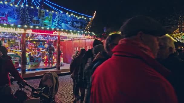 Bonn Germany, 23 Dec 2019: Οι άνθρωποι περπατούν στην Χριστουγεννιάτικη αγορά με καρουσέλ 4k slomo — Αρχείο Βίντεο