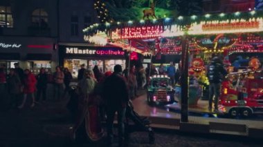 Bonn Almanya, 23 Aralık 2019: Noel fuarında halk eğlencesi için atlıkarınca