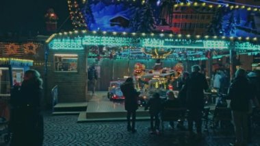 Bonn Almanya, 23 Aralık 2019: Kalabalık aydınlanma atlıkarıncasını gece izliyor