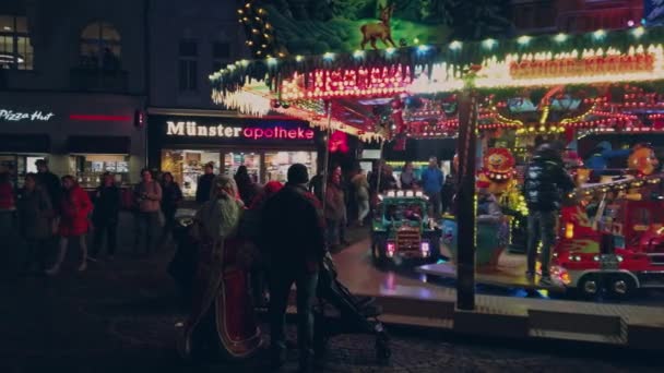 Bonn Germany, 23 Dec 2019: Carousel για δημόσια διασκέδαση σε Χριστουγεννιάτικη έκθεση — Αρχείο Βίντεο
