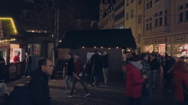 Bonn Allemagne, 23 Déc 2019 : Des foules floues à la foire de Noël marchent au milieu de la roue ferris — Video