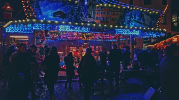 Bonn Germany, 23 Dec 2019: Багато людей ходять на різдвяному ринку з каруселлю 4k slomo — стокове відео