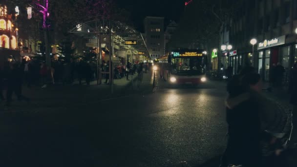 Bonn Germany, 23 Dec 2019: Przystanek komunikacji miejskiej jest urządzony na Boże Narodzenie. Pół-pusty autobus jedzie w kierunku głównego dworca. — Wideo stockowe