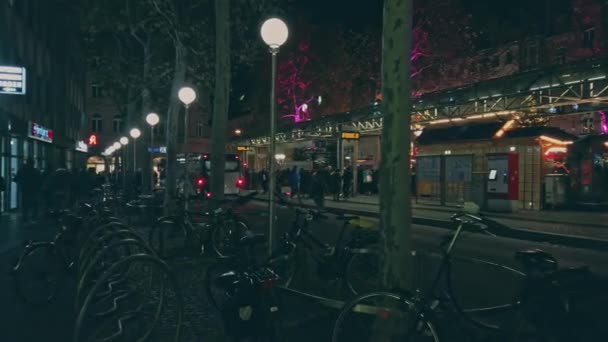 德国波恩，2019年12月23日：大量自行车停放在街对面的巴士站前 — 图库视频影像