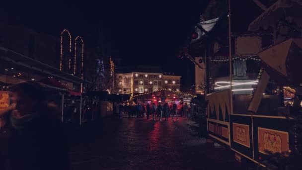 Bonn Duitsland, 23 dec 2019: Zicht op het kerstmarktplein 's nachts nadat de meeste mensen zich hadden verspreid — Stockvideo