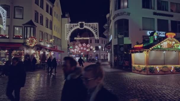 Bonn, Duitsland - 14 december 2019: Kerstmarkt 's nachts verlicht — Stockvideo