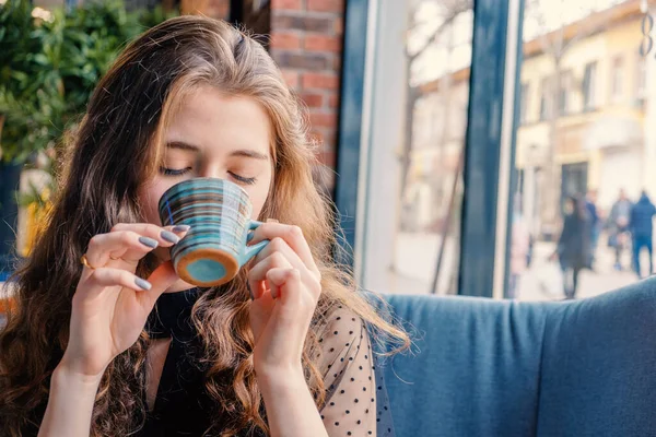 Roodharig meisje geniet van smaak van thee die haar ogen bedekken — Stockfoto