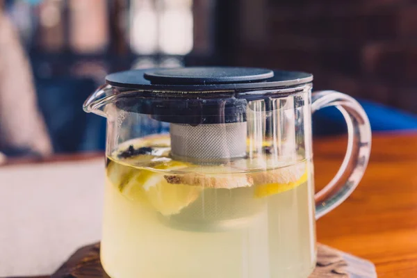 Bylinkový čaj je ve skleněné konvice. — Stock fotografie