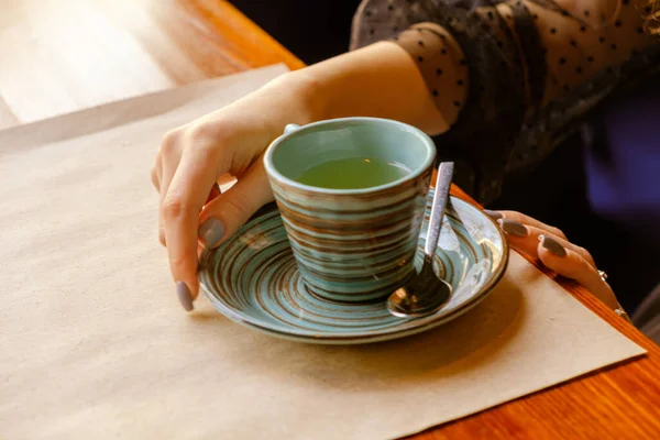 Vintage färger i handen foto och koppar te på bordet — Stockfoto