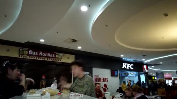 ロシア・アストラハン2020年3月22日:流行の脅威を知らない主要なショッピングモールで食べる. — ストック動画