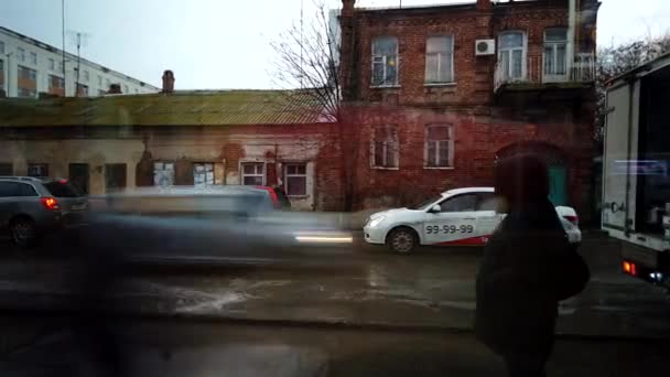 Brudna ulica w deszczowy dzień timelapse. — Wideo stockowe