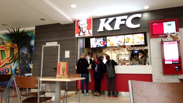 Astrakhan, Russia, 17 marzo 2020: Food court, pochissime persone comprano cibo al famoso ristorante KFC timelapse FHD clip becose del pericolo COVID19 — Video Stock