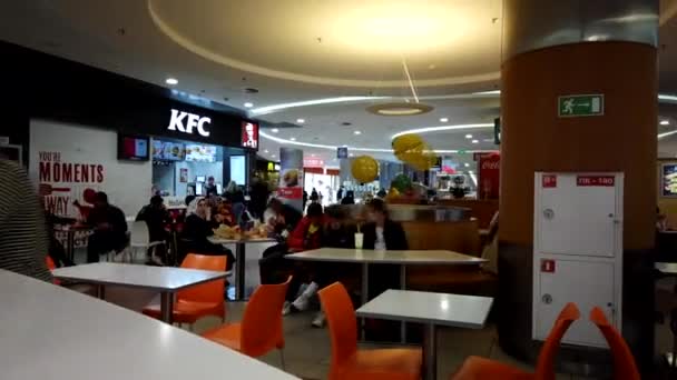Астрахань, Россия, 22 марта 2020 года: Люди едят в большом торговом центре, игнорируют угрозу эпидемии, никто не носит маски в толпе — стоковое видео