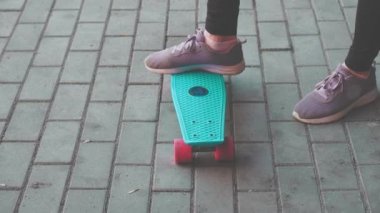 Kız, mavi karton klasör klibinde dengede duruyor..