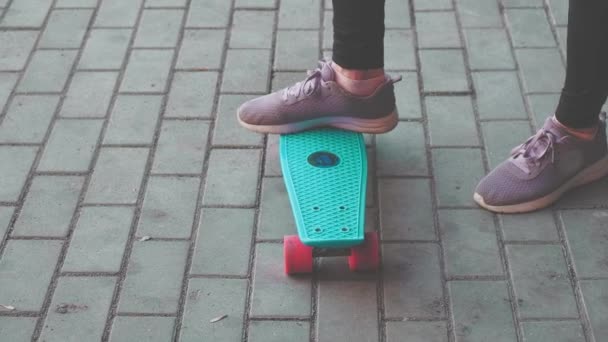 La fille est de garder l'équilibre sur le bleu scateboard vintage look clip . — Video