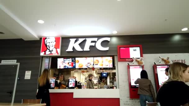 Астрахань, Россия, 17 марта 2020 года: Продовольственный суд торгового центра, мало кто покупает продукты питания в знаменитом ресторане KFC — стоковое видео