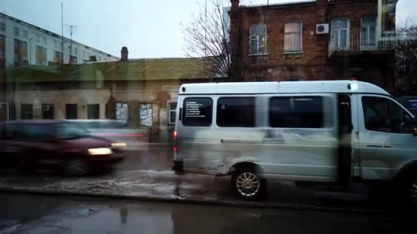 Kirli sokaklar yağmur suyuyla doldu, insanlar yağmurda toplu taşıma bekliyor ve sonra da terk ediyorlar. — Stok video