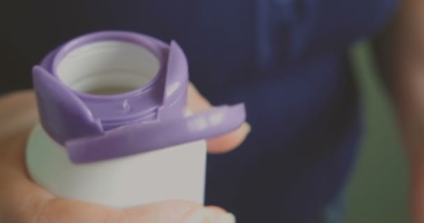 Femme renverser des pilules à base de plantes hors de bouteille de pilule 