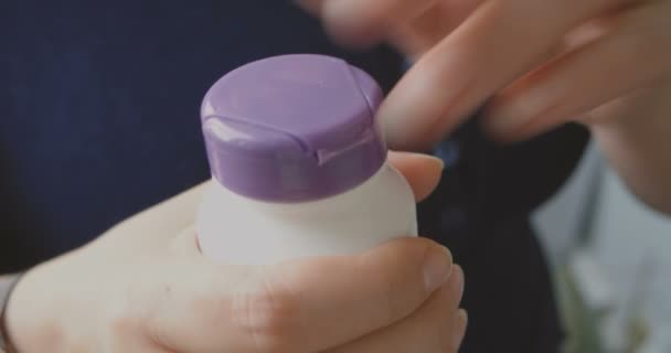 Mulher abrir garrafa médica e derramamento de pílulas fora de — Vídeo de Stock