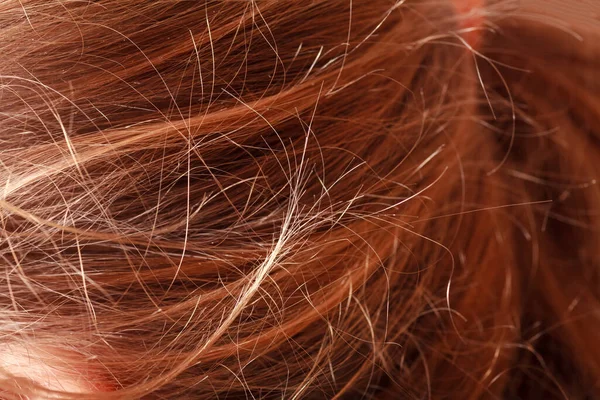 Макроизображение каштановых волос женщины на заднем плане — стоковое фото