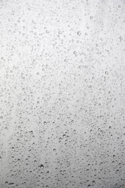 Pencereye yağmur damlaları