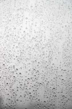 Pencereye yağmur damlaları