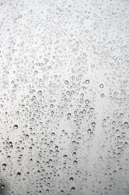 Pencereye yağmur damlaları