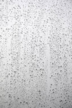 Pencereye yağmur damlaları