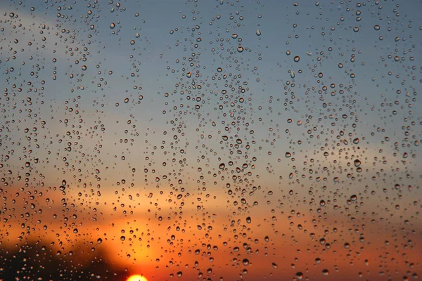 Gouttes de pluie sur la fenêtre — Photo