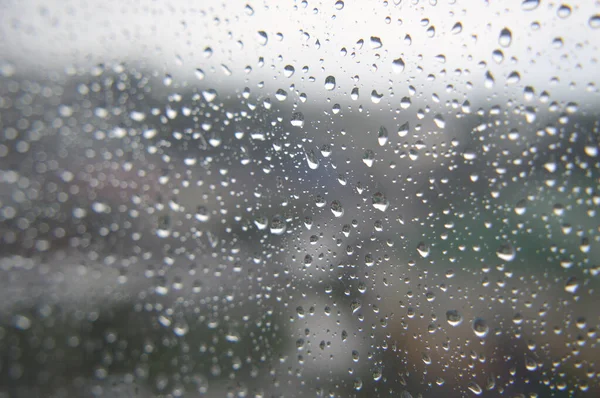 Gotas de chuva na janela, dia chuvoso — Fotografia de Stock