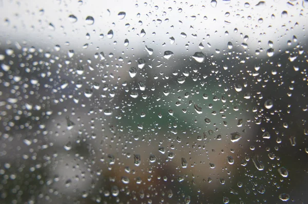 Gotas de chuva na janela, dia chuvoso — Fotografia de Stock