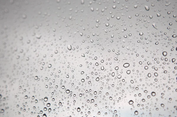 Gotas de lluvia en la ventana, día lluvioso — Foto de Stock