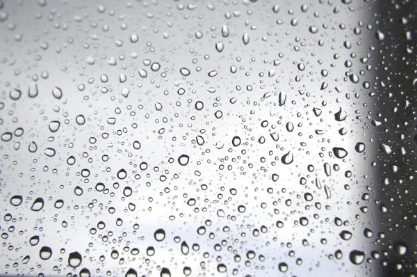 Regndroppar på fönstret, regnig dag — Stockfoto
