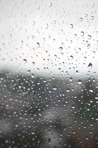 Gotas de lluvia en la ventana, día lluvioso —  Fotos de Stock