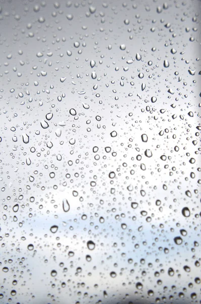 Gotas de lluvia en la ventana, día lluvioso — Foto de Stock