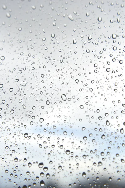 Gotas de lluvia en la ventana, día lluvioso — Foto de Stock