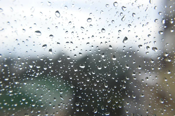 Regndroppar på fönstret, regnig dag — Stockfoto