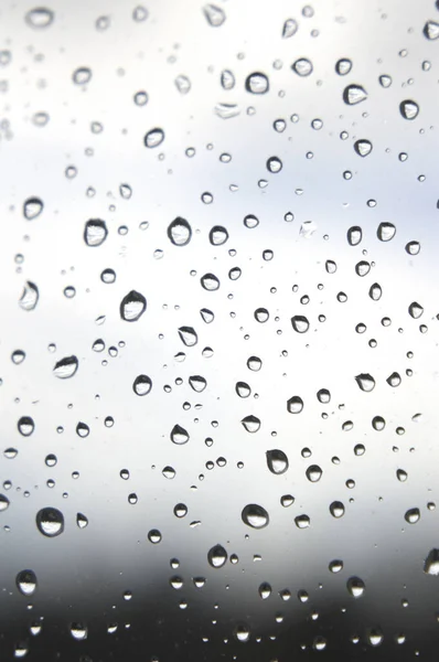Pencerede yağmur damlaları, yağmurlu bir günde — Stok fotoğraf