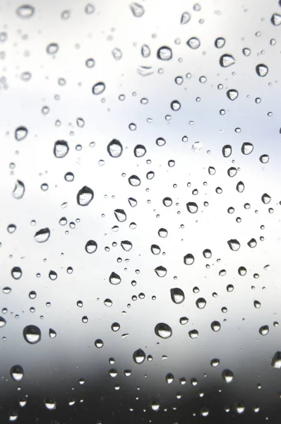 Gouttes de pluie sur la fenêtre, jour de pluie — Photo