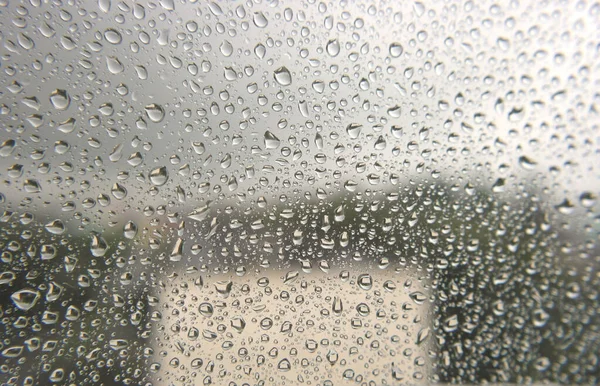 Gocce di pioggia sulla finestra Foto Stock