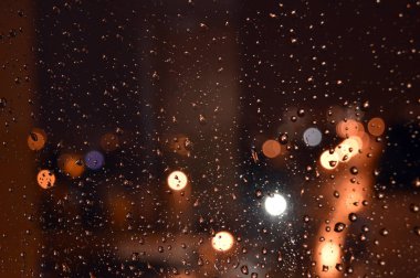 Gece camda yağmur damlaları