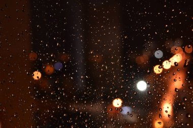 Gece camda yağmur damlaları