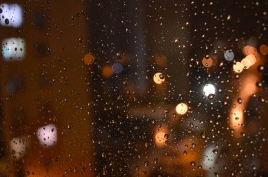 Gece camda yağmur damlaları
