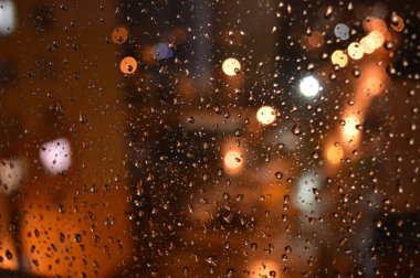 Gece camda yağmur damlaları