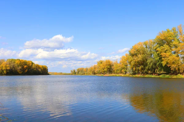 Осінній пейзаж з річкою — стокове фото